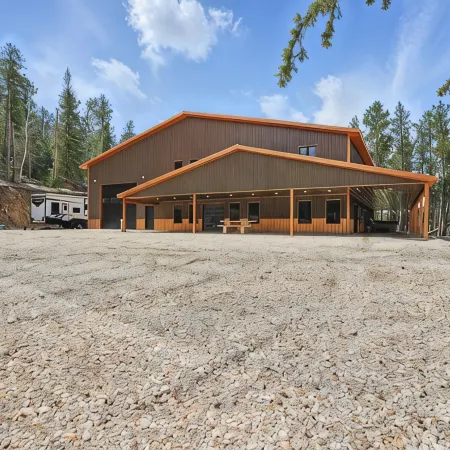 Spacious 8-bedroom house with WiFi, AC, Hot Tub South of Lead