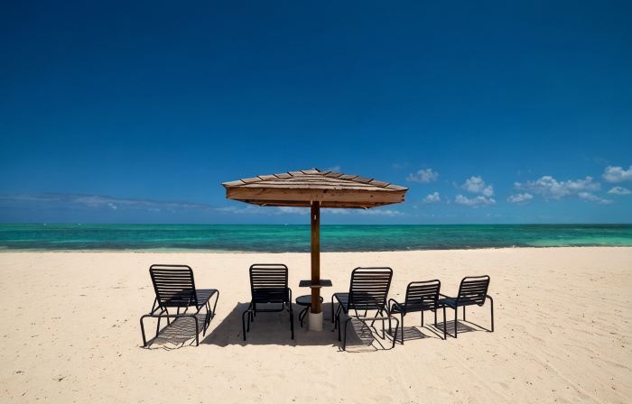 “Coastal Bliss: Stunning 2-Bedroom Condo with breathtaking Beach and Pool Views”
