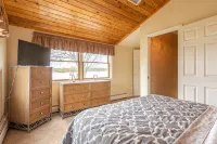 3 bedroom waterfront house with large yard and Gorgeous view of Braddocks Bay - 3-Star