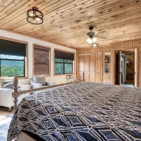 Secluded fully renovated large cabin, with gorgeous mountain views, 5BD, 4BA