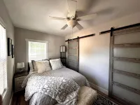 Charming Downtown Retreat - Homestays