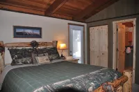 Reimagine your vacation @ this Charming Pet Friendly Sunriver home that sleeps 8 - Pool