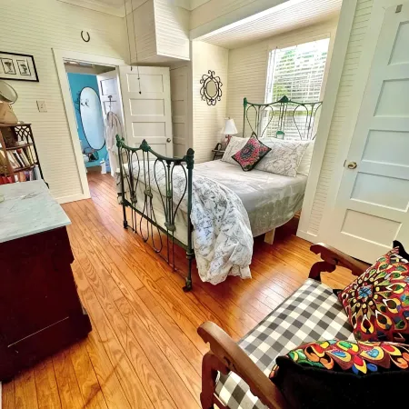 Charming bungalow near downtown Round Rock! High speed Wi-Fi!