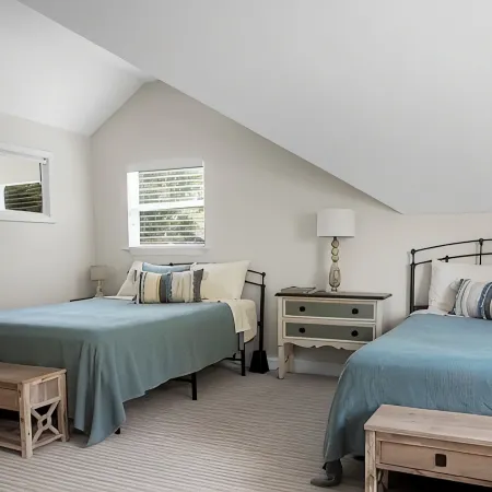 Charming cottage! Central to beach & downtown