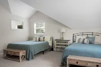 Charming cottage! Central to beach & downtown - Homestays