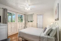 Cozy cottage with rooftop deck, fire pit, hot tub & community boat dock and cove - Chalets