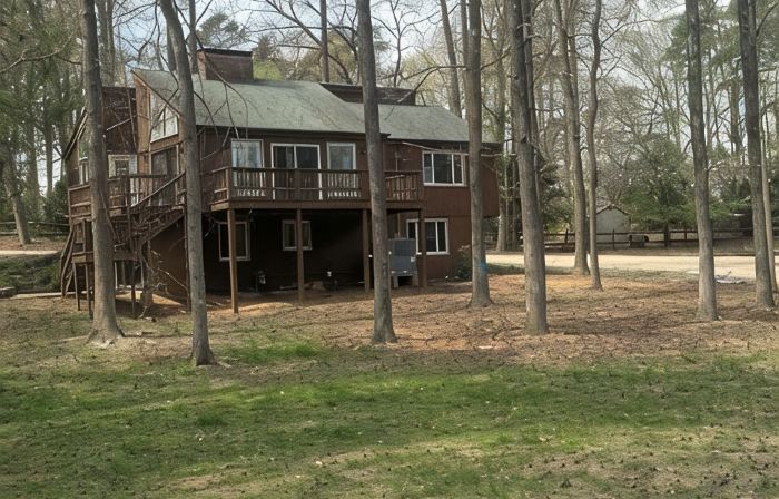 Treehouse Now Available! A 5-Bedroom, 2 Driveways, 1.2 Acres. 807 Brunson Drive
