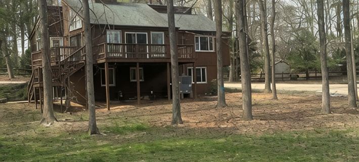 Treehouse Now Available! A 5-Bedroom, 2 Driveways, 1.2 Acres. 807 Brunson Drive Hotels in Stanly County