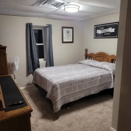 Large 3 Bedroom on Wooded Lot, Pool, Hot Tub  Min to Pennstate