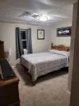 Large 3 Bedroom on Wooded Lot, Pool, Hot Tub  Min to Pennstate