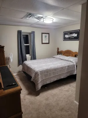 Large 3 Bedroom on Wooded Lot, Pool, Hot Tub  Min to Pennstate - Pools