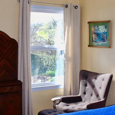 Treetop Lodge - Lose yourself in the views on the westside, close to downtown.