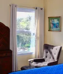 Treetop Lodge - Lose yourself in the views on the westside, close to downtown. - Hot Tub