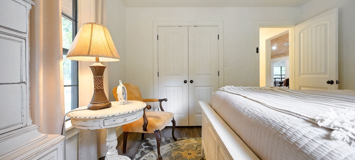 Secluded 4 bedroom farmhouse nestled on 8 acres with large lawn and oak trees. ブロークン・ボウのホテル