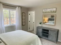 Cheerful 3 bedroom home on wooded acre. Near to Port Huron and Lake Huron. - Homestays