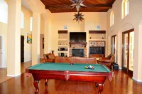 Albuquerque Home w/ Heated Pool & Hot Tub Near Balloon Fiesta - 5-Star