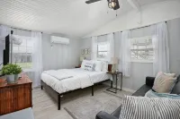 Cute, Cozy and Clean Cottage by the Sea! - Country Houses