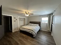 Three Bedroom Ranch Style Pet Friendly Home with a Patio & Theatre Room! - 3성급