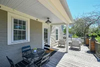 Stylish Cottage, Walkable to DT Geneva, pet friendly - 4-Star