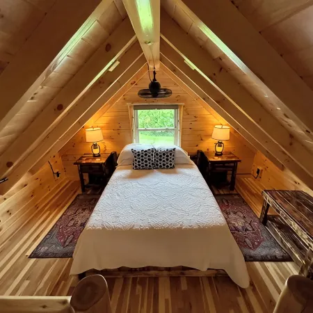Paradise Peak Cabins “Songbird”outdoor hot tub in the heart of Amish Country