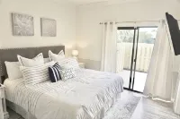 • The Coastal Haven • Walk To Beach! • REMODELED • - 수영장