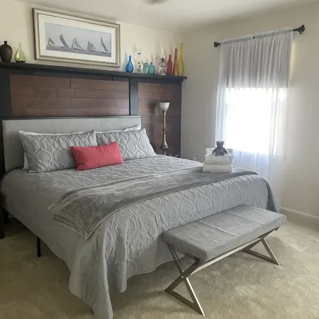 Cozy 2 Bedroom, 2.5 Bath across from Cambridge City Marina