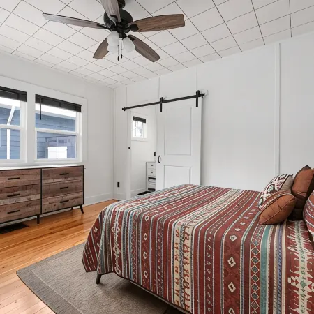 Beautiful Modern/Rustic Cottage in the heart of Lead!!! Hotels in Lead