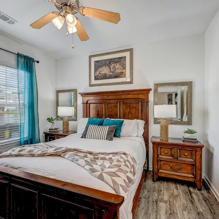 ⭐Stylish & Cozy⭐ 2BR/2BA w/King Bed, Pool & Gym Nr I295 & Downtown