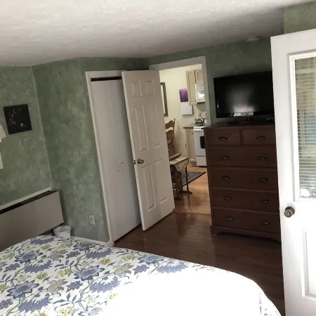 Super Clean, Fully-Equipped Private Suite 1 Mile from Acadia