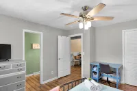 Bright & Cheery Bungalow - Mins to Downtwn Fort Mill - Wifi