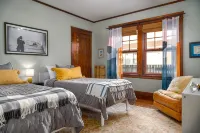 Cozy & Spacious home next to Gorgeous City Park - Outdoor Dining, Hot Tub & Gym! - Apartments