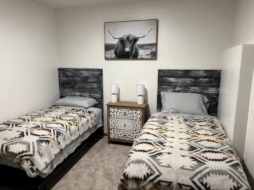 “The Yellow Door” perfectly located 2 bedroom 1 bath home, downtown Deadwood - Homestays