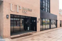 Up Rooms Vic Hotel - bar