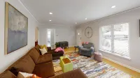 Charming Corner. 1 Block from Tulsa Expo! Big Yard. Dog Friendly! - 홈스테이