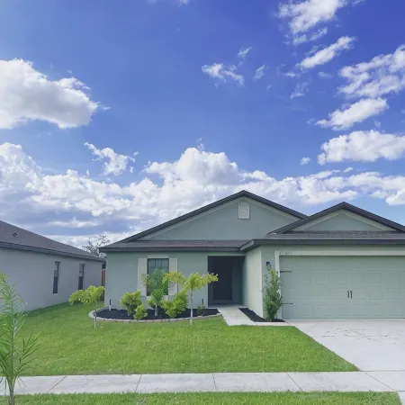 Retreat with bike access/full kitchen/Fence yard/board games/mins from Orlando