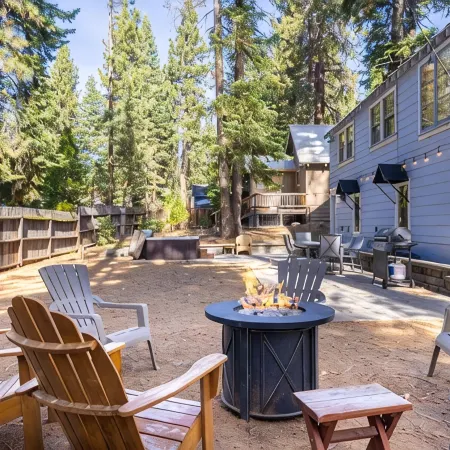 Perfect location! Cabin w/ hot tub- walk to beach, golf & trails