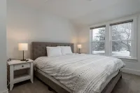 Modern 7Bd/3Ba Mountain Chalet w/ Hot tub, 3 minutes from Okemo - 샬레 호텔