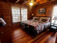River Front Log Cabin- Hot Tub-Tubing on the River, Pet Friendly. - balcón