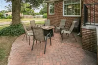 Bancroft House-6 Bdrms -3 King Beds-11 Beds-Spacious and Updated - 방갈로