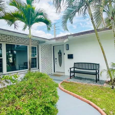 Tropical Vacation POOL Home in Melbourne, 7 mins to Beach