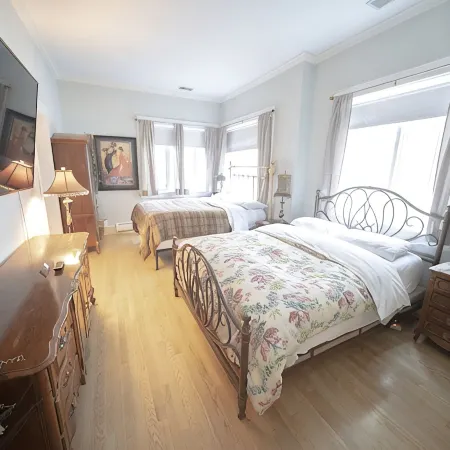 Chicago Bootlegger House Sleeps 11-22 with 3 parking spots