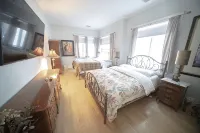 Chicago Bootlegger House Sleeps 11-22 with 3 parking spots - Bungalows