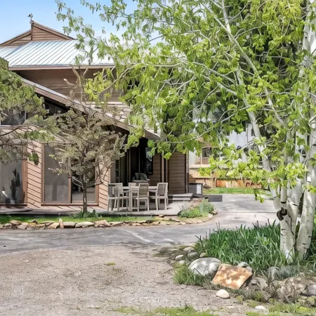 Pet-friendly 5 bed/4 bath home, just minutes to Beaver Creek, Avon, and Vail