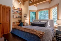 Ski bus stops at front door, court sports and indoor game room, bike path - WiFi