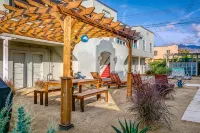 LONG TERM - EXTENDED STAY - ONE Block to City Center.   LUX Retro.  Free Parking - Homestays