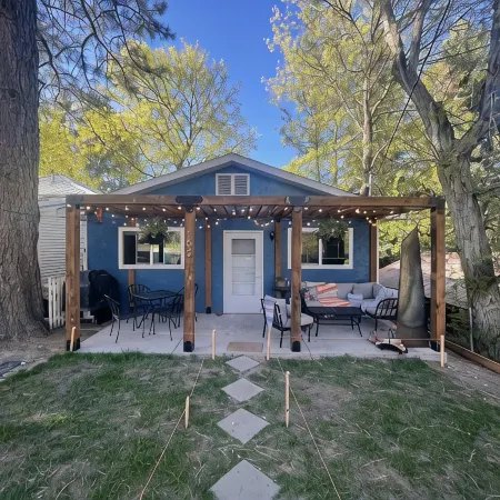 Moonlight Cottage is located on Main. Just a minutes walk to anywhere in Lava