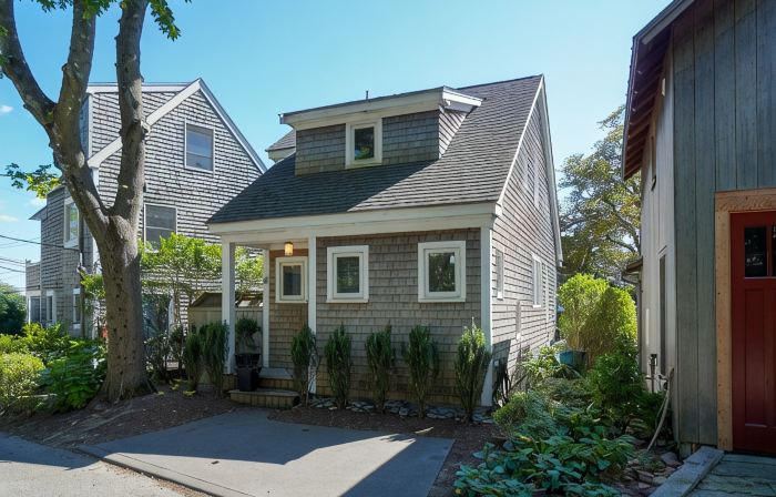 #CozyBluffs #OakBluffs #EastChop 1 BD, 1.5 bath home-Walk to Town-Ferries-Beach!