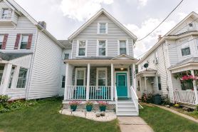 3-BR house walk to beach, shopping, bars, NYC train. 6-beach passes & 4-bikes.