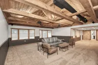 Spacious Modern Cottage Perfect for Families & Pets ~ Gated Parking ~ Sleeps 9+ - 4-Star