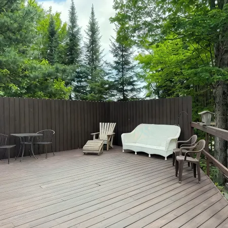 2 bedroom private custom built home with loft. Hotels in Jackman